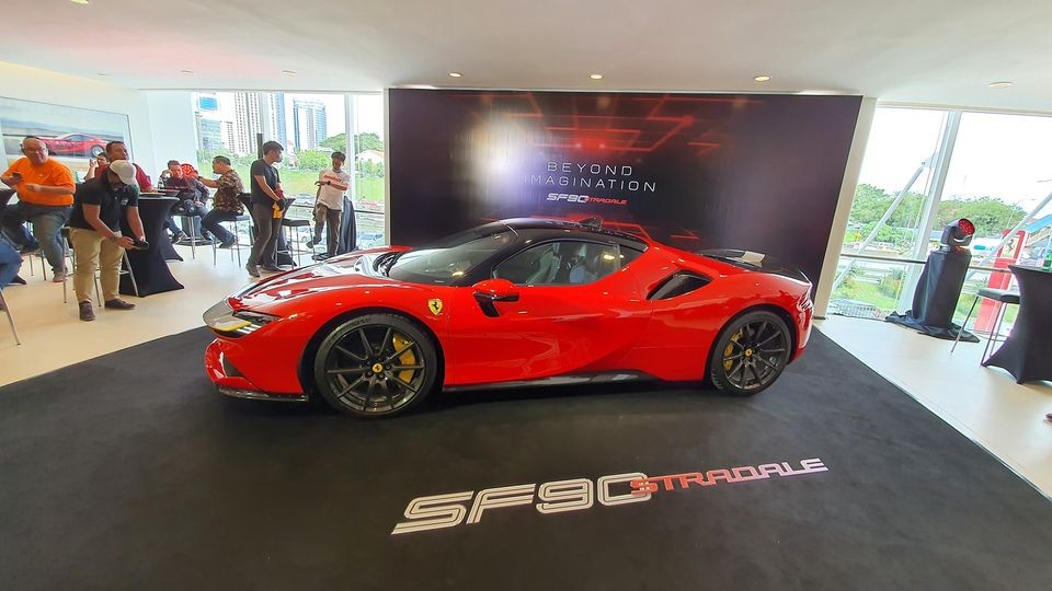 Vẻ đẹp của siêu phẩm hybrid Ferrari SF90 Stradale đầu tiên đến Malaysia theo diện xe trưng bày
