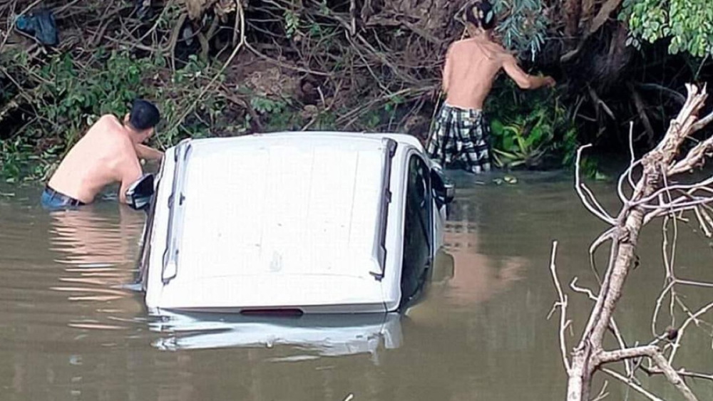 Chiếc xe Mitsubishi Xpander chìm xuống con kênh và nước sông có thể đã tràn vào động cơ cũng như khoang lái gây ra những hư hỏng nghiêm trọng