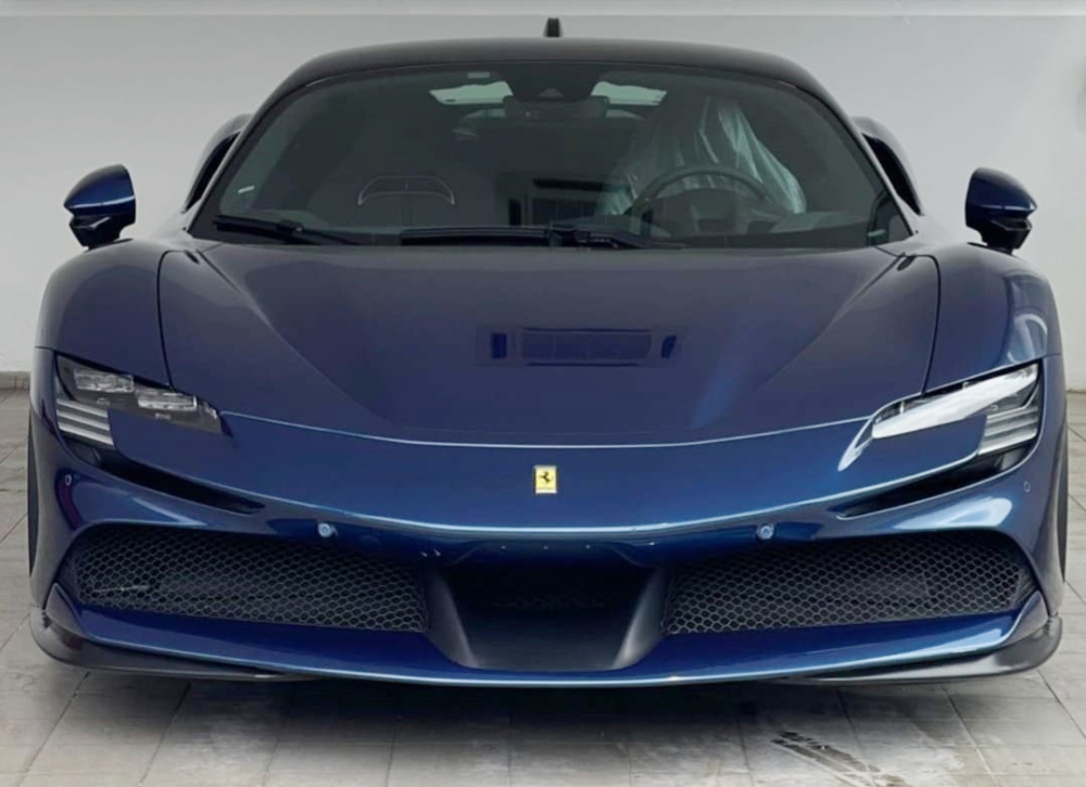 Còn đây là siêu xe Ferrari SF90 Stradale đầu tiên bàn giao cho nhà giàu Malaysia có tay lái thuận