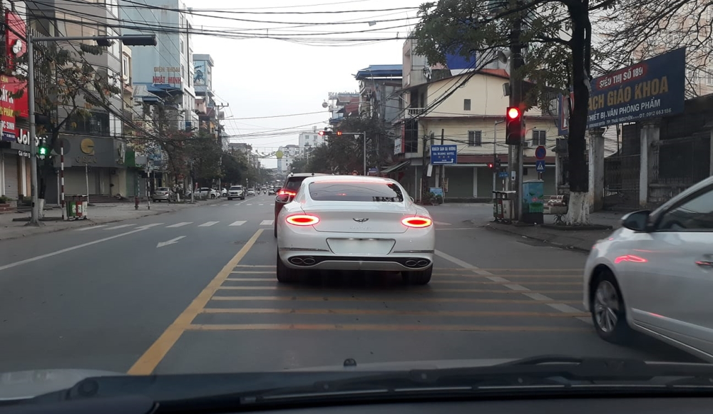 Hiện kh&ocirc;ng r&otilde; chiếc xe Bentley Continental GT V8 n&agrave;y định cư hẳn ở Th&aacute;i Nguy&ecirc;n hay chỉ về đ&acirc;y chơi Tết