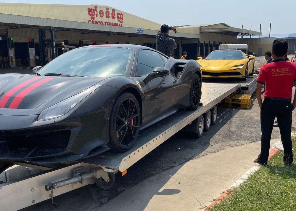 Chiếc si&ecirc;u xe Ferrari SF90 Stradale c&ugrave;ng với Ferrari 488 Pista