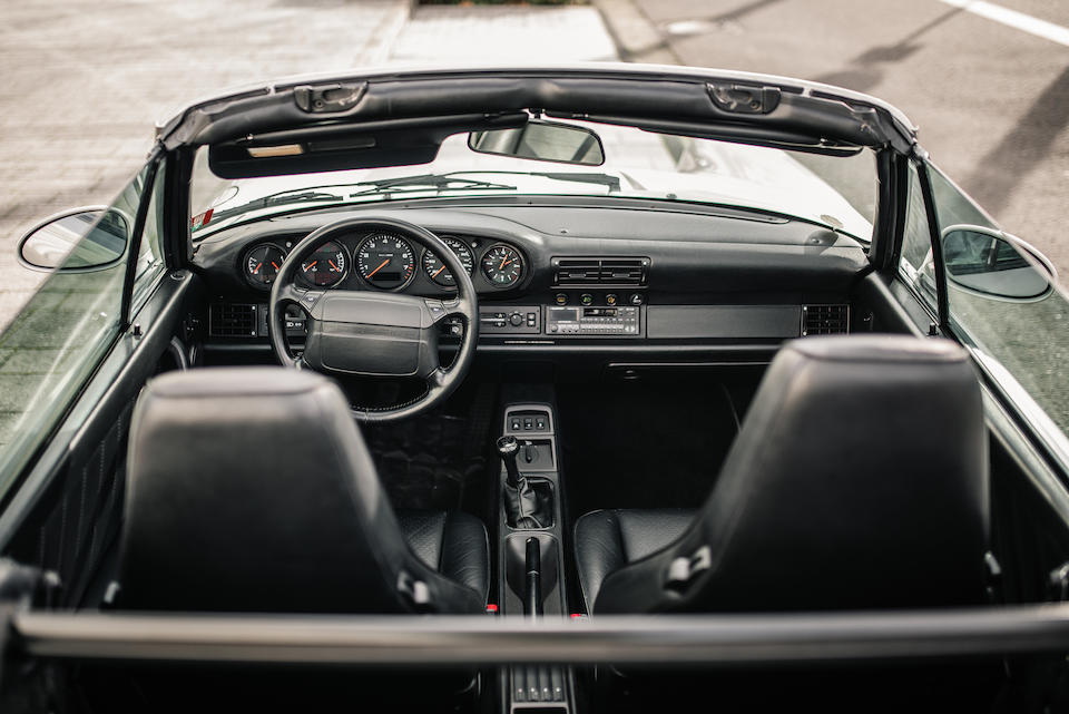 Nội thất của chiếc&nbsp;Porsche 911 Type 964 Carrera 2 Convertible Works Turbo Look 1992
