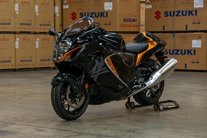 Suzuki Hayabusa 2021 với màu cam đen
