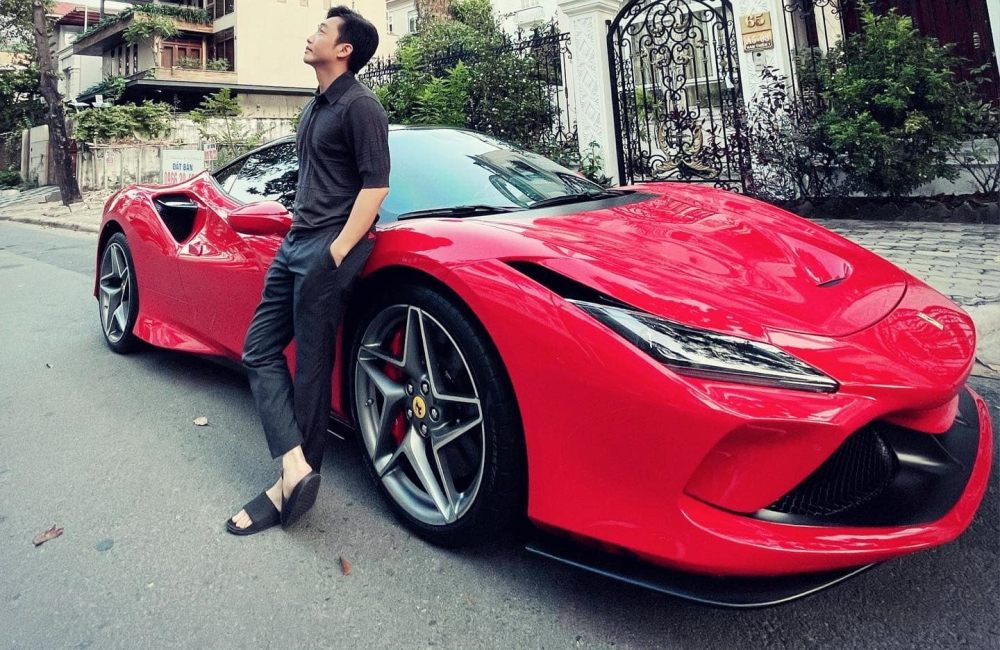 Cường Đ&ocirc;-la b&ecirc;n cạnh Ferrari F8 Tributo