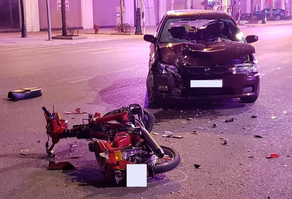 Hiện trường vụ xe m&aacute;y va chạm giao th&ocirc;ng với Mazda 323 tại cầu Bến Tượng v&agrave;o tối m&ugrave;ng 3 Tết