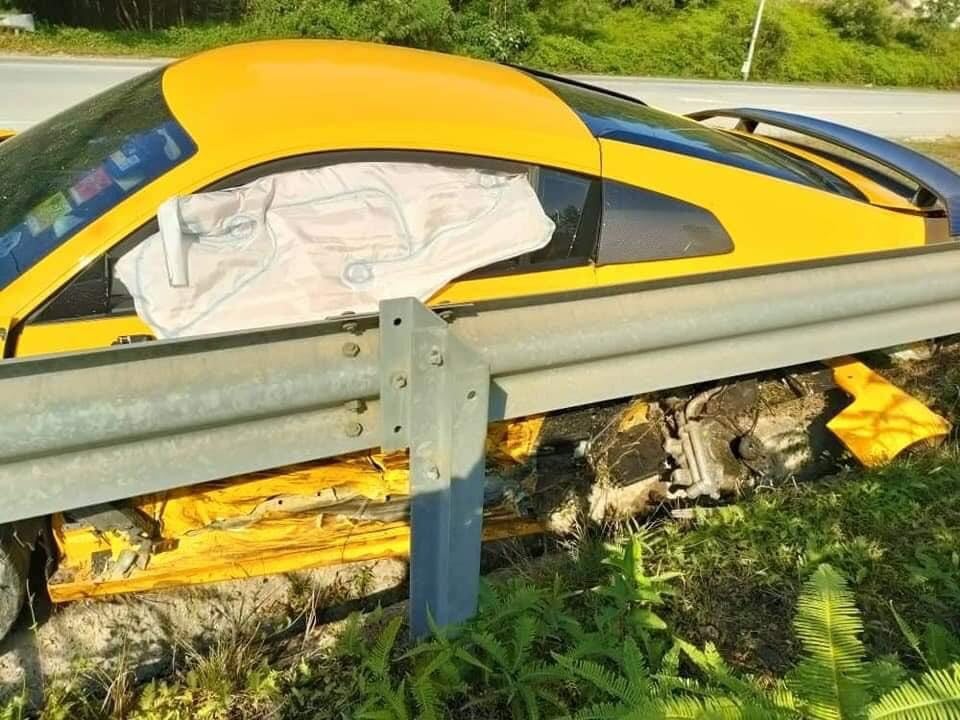 T&uacute;i kh&iacute; r&egrave;m của si&ecirc;u xe Audi R8 V10 Plus bung ra sau tai nạn, d&agrave;n &aacute;o b&ecirc;n h&ocirc;ng xe hư hỏng nghi&ecirc;m trọng
