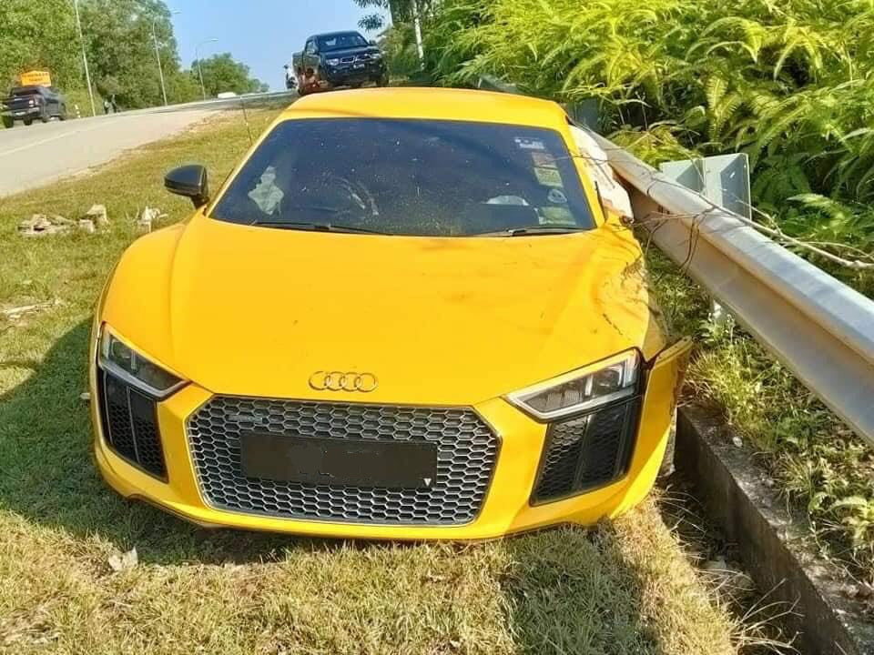 Một phần d&agrave;n &aacute;o đầu xe hư hỏng nặng sau tai nạn