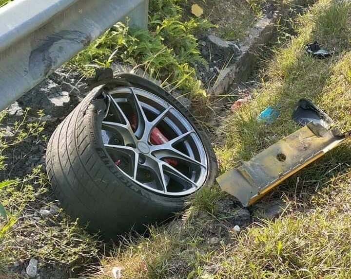 Một b&aacute;nh xe văng ra khỏi trục, nổ lốp v&agrave; nằm c&aacute;ch xe khoảng 10 m&eacute;t