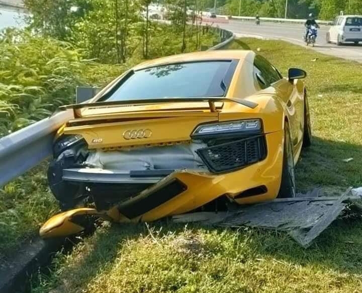 Phần đu&ocirc;i si&ecirc;u xe Audi R8 V10 Plus thiệt hại kh&aacute; nặng
