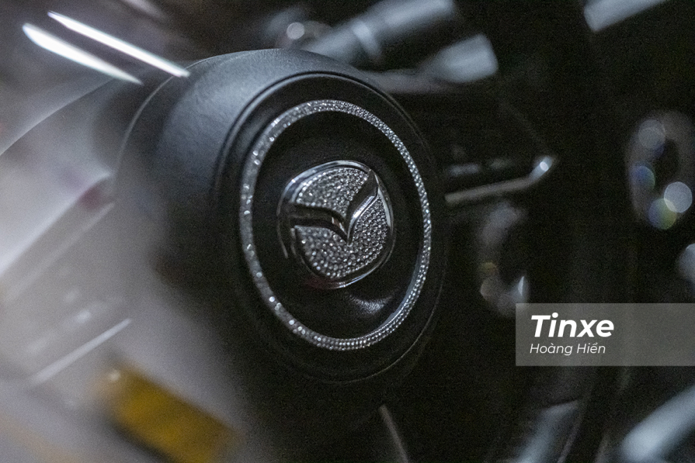 Logo v&ocirc;-lăng đ&iacute;nh đ&aacute; c&oacute; thể trở th&agrave;nh những vi&ecirc;n đạn khi t&uacute;i kh&iacute; bung.