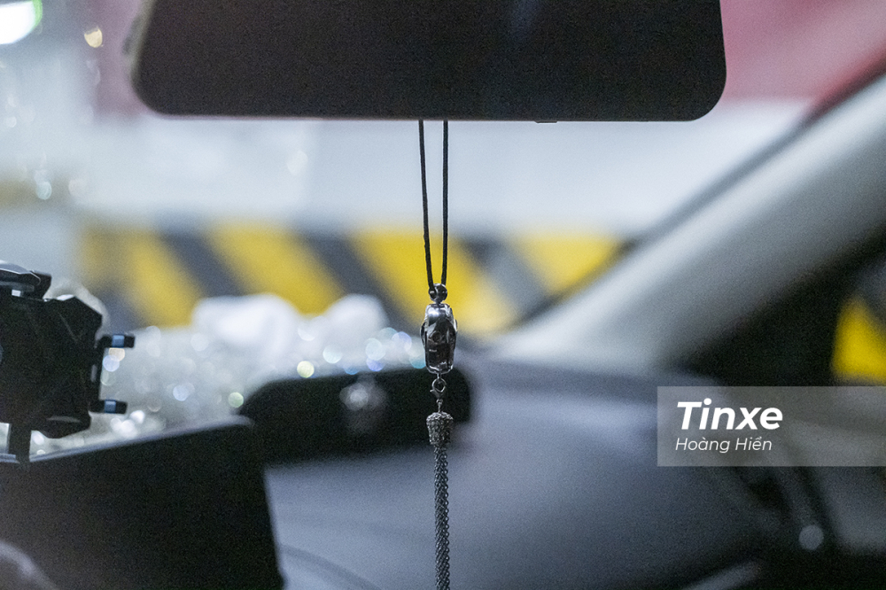 Vật trang tr&iacute;. treo gương chiếu hậu c&oacute; thể g&acirc;y mất tập trung, cản tầm nh&igrave;n của người l&aacute;i xe.