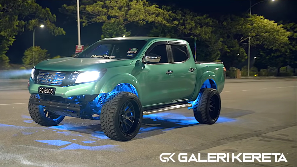 Chiếc Nissan NP300 Navara đã được thay đổi tương đối nhiều bên ngoài, nổi bật với hệ thống đèn và bánh xe mới Chiếc Nissan NP300 Navara đã được thay đổi tương đối nhiều bên ngoài, nổi bật với hệ thống đèn và bánh xe mới