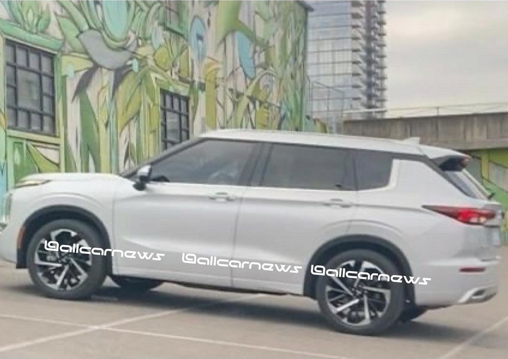 Thiết kế bên sườn của Mitsubishi Outlander 2021