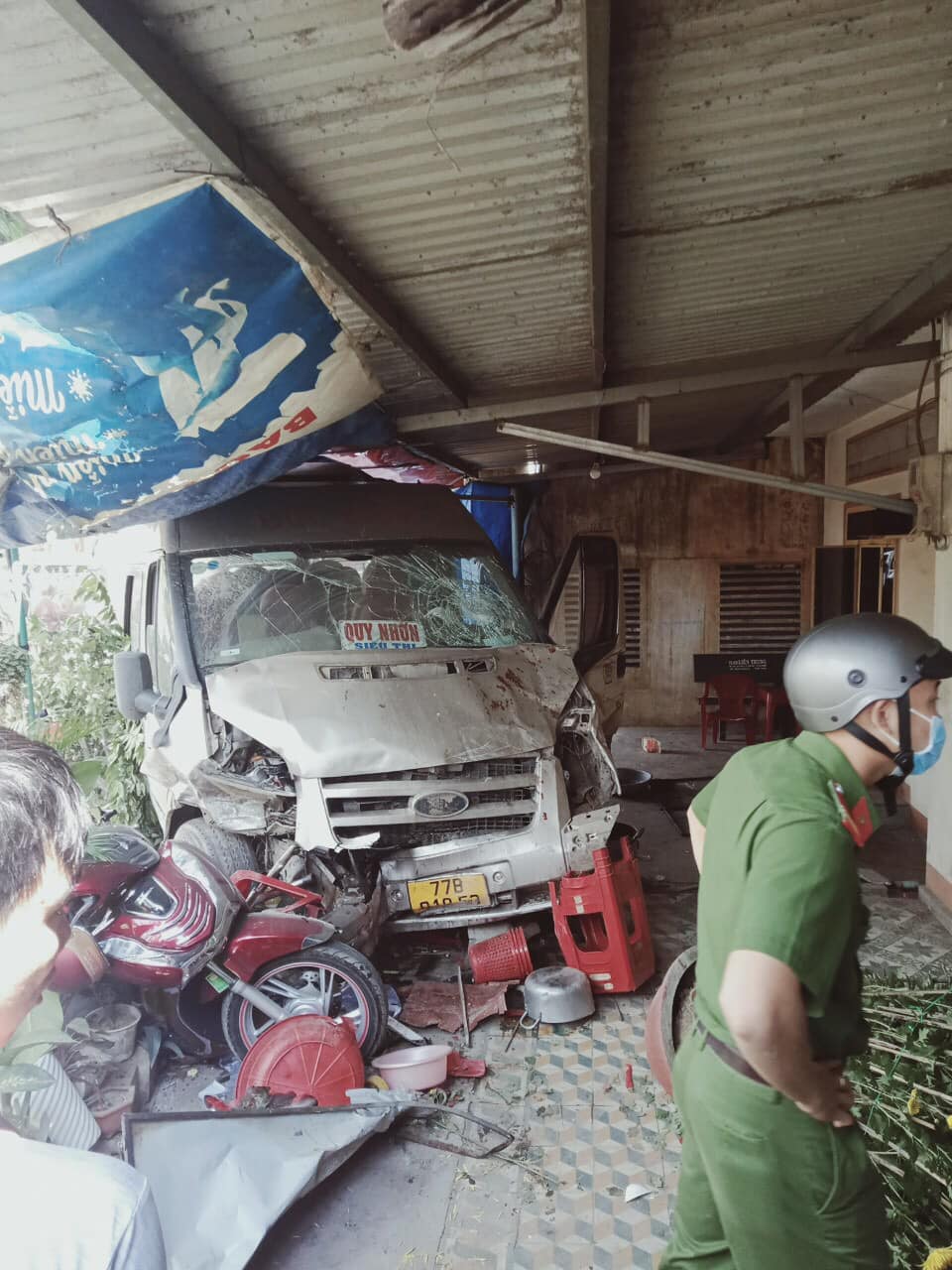 Chiếc xe kh&aacute;ch lao v&agrave;o hi&ecirc;n của ng&ocirc;i nh&agrave; b&ecirc;n đường