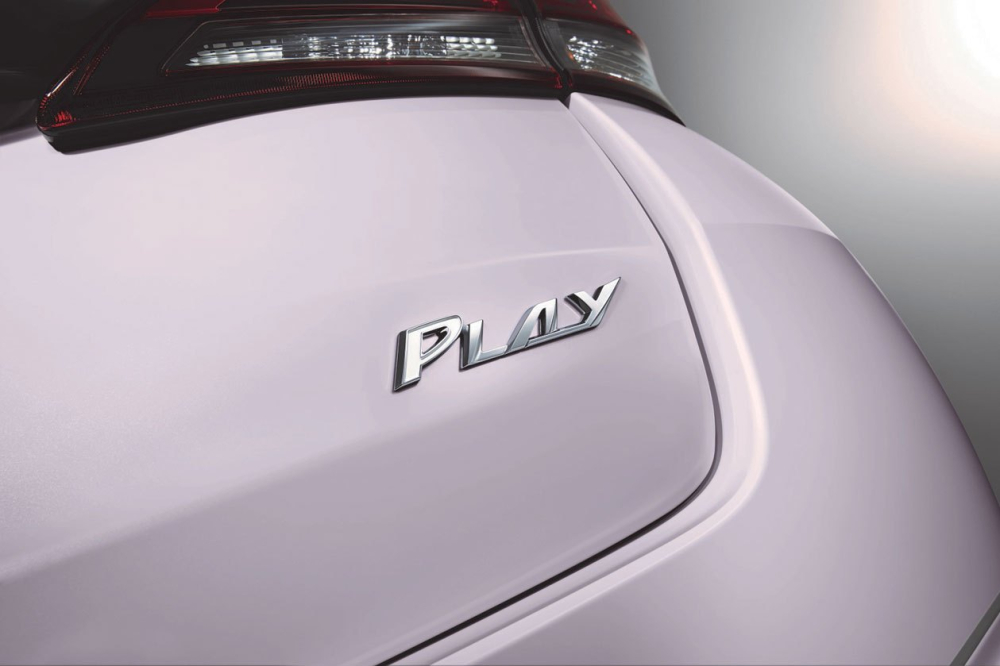 Tem chữ nổi PLAY ở phía sau xe