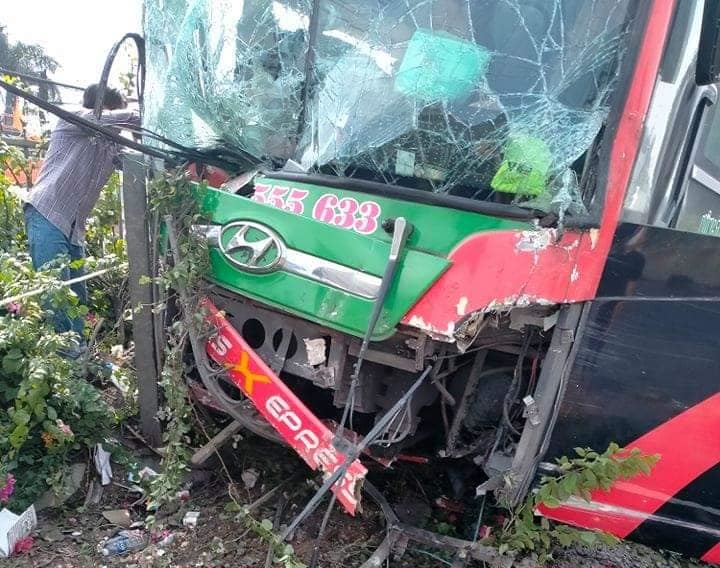 Vụ tai nạn làm không ít hành khách di chuyển trên xe khách này được một phen thót tim