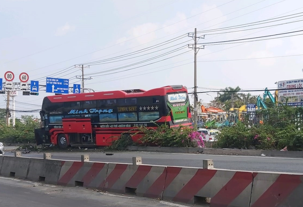 Phần đầu xe khách 29 chỗ lao qua bên đường ngược chiều