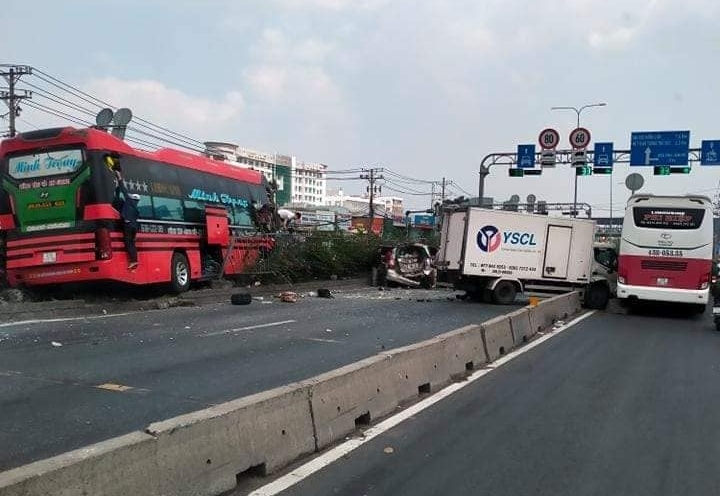 Hiện trường tông xe liên hoàn khiến nhiều phương tiện hư hỏng, trong đó, chiếc xe Toyota Innova nát bét đuôi xe