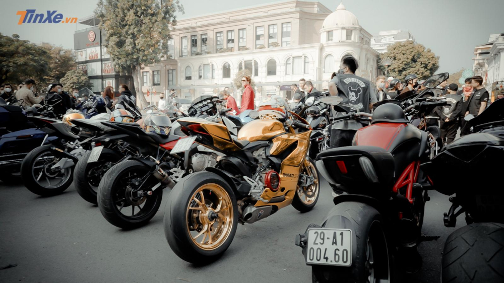 Ducati Panigale mạ vàng cực độc đáo của Trình Lương Thiện