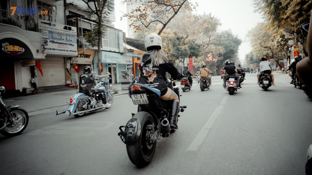 Nữ biker cá tính xuất hiện trong đoàn diễu hành