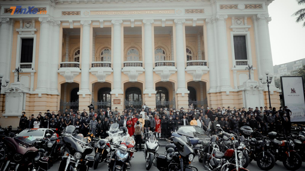 Hàng trăm biker trong bộ cánh bảnh bao cùng chiễn mã của mình tập trung trong ngày mùng 3 Tết Tân Sửu