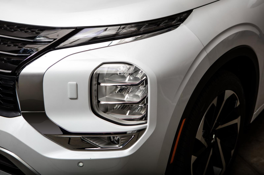 Cụm đèn pha chia 3 tầng của Mitsubishi Outlander 2021