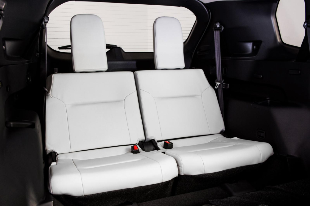 Hàng ghế sau khá hẹp của Mitsubishi Outlander 2021