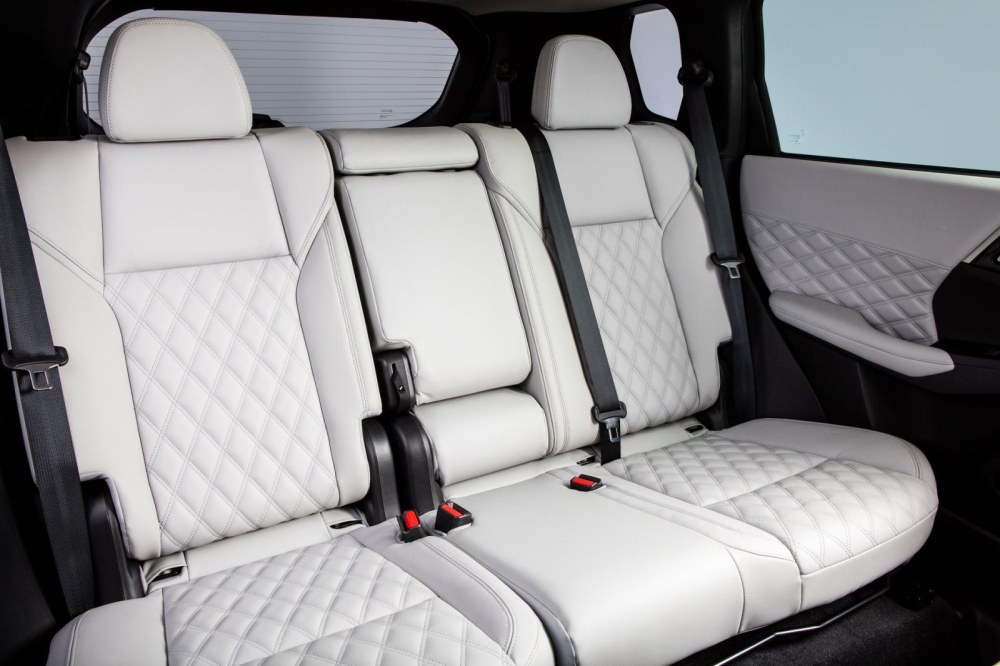Hàng ghế thứ 2 với 3 chỗ ngồi của Mitsubishi Outlander 2021