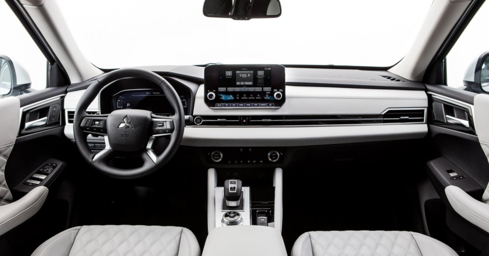 Nội thất của Mitsubishi Outlander 2021 có nhiều trang bị giống hệt Nissan X-Trail