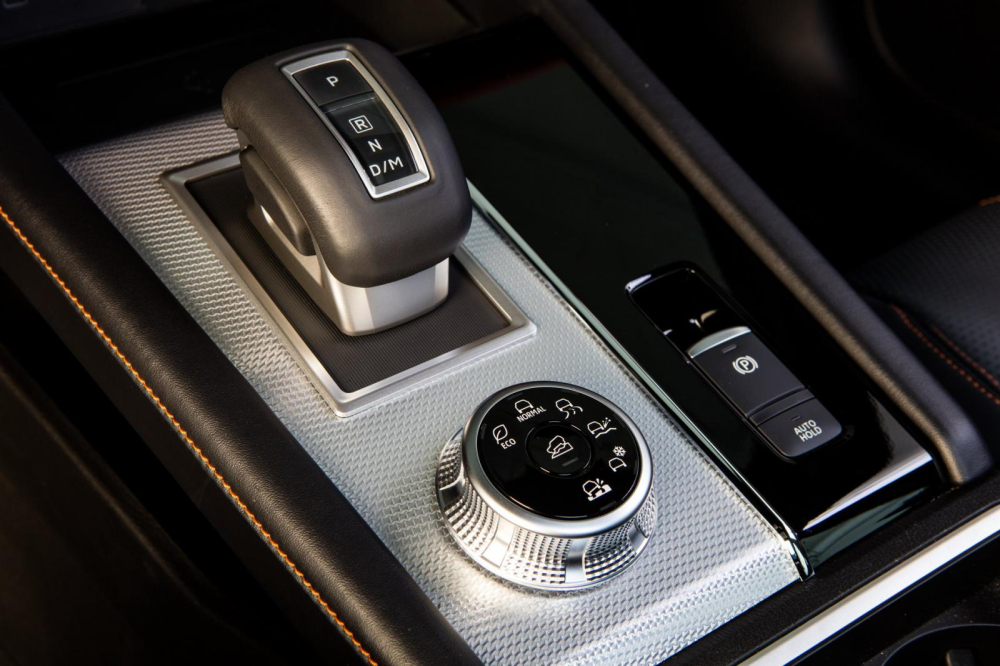 Núm xoay chọn chế độ lái và cần số điện tử của Mitsubishi Outlander 2021