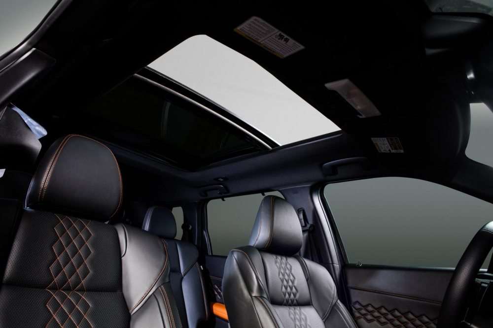 Mitsubishi Outlander 2021 có cả cửa sổ trời toàn cảnh
