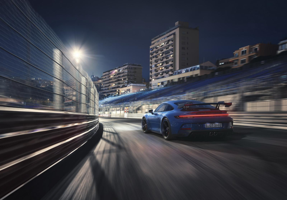 Porsche 911 GT3 2022 còn có cánh gió đuôi cỡ lớn bằng sợi carbon