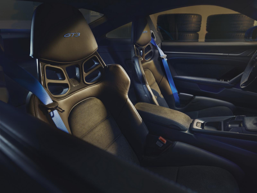 Ghế ôm lấy thân người ngồi như xe đua của Porsche 911 GT3 2022