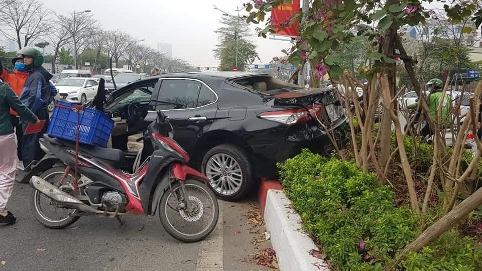 Chỉ có 1 người bị thương sau vụ tai nạn, đó là nữ tài xế lái chiếc Toyota Camry