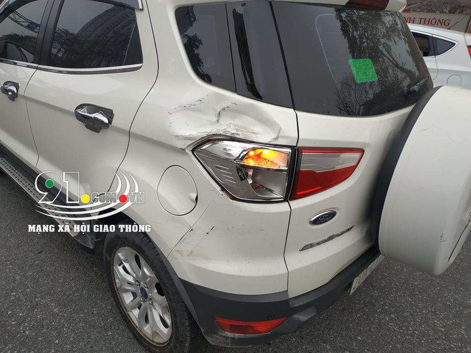4 chiếc ô tô khác cũng bị biến dạng sau vụ tai nạn liên hoàn