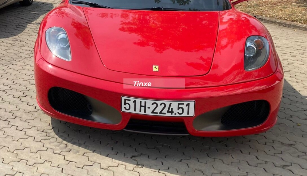 Ferrari F430 Spider sở hữu kiểu hốc gió bo tròn thể thao