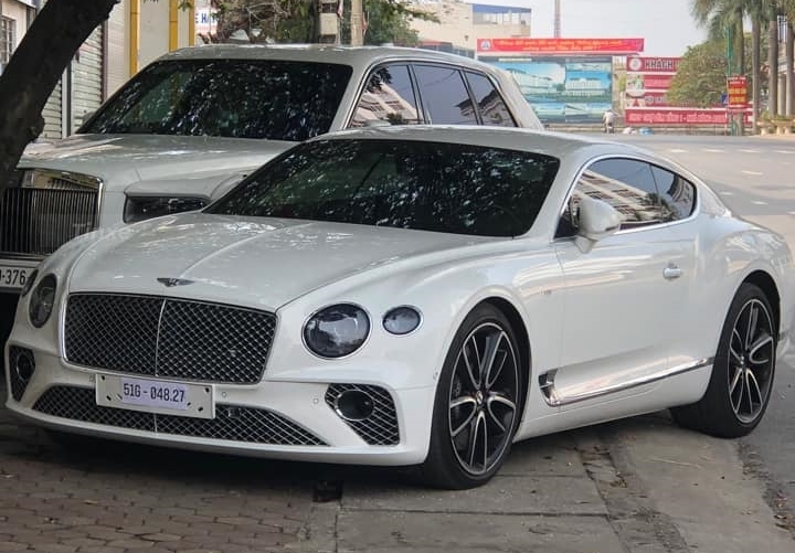Bentley Continental GT V8 đỗ c&ugrave;ng Rolls-Royce Cullinan tr&ecirc;n vỉa h&egrave; tại Th&aacute;i Nguy&ecirc;n trong ng&agrave;y Xu&acirc;n
