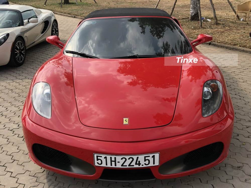 Chiếc siêu xe Ferrari F430 Spider này có màu sơn đỏ và nội thất tông xuyệt tông với màu sơn của xe