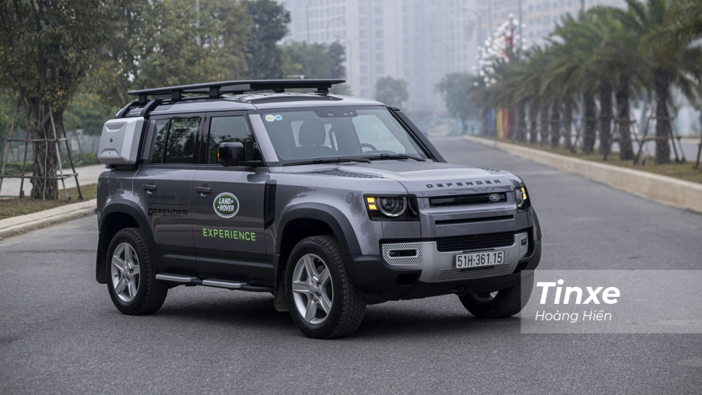 Land Rover Defender 2020 vẫn giữ những đường nét thiết kế đặc trưng của huyền thoại xe việt dã và bổ sung thêm các chi tiết hiện đại một cách hài hoà. Land Rover Defender 2020 vẫn giữ những đường nét thiết kế đặc trưng của huyền thoại xe việt dã và bổ sung thêm các chi tiết hiện đại một cách hài hoà.