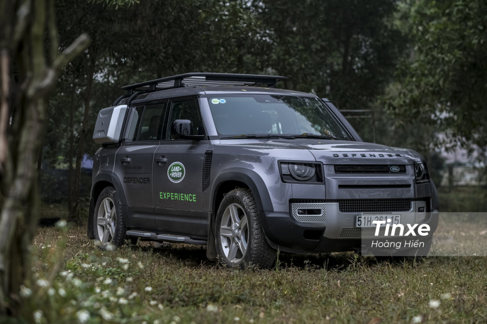 Land Rover Defender 2020 đã có mặt tại Việt Nam thông qua con đường phân phối chính hãng với giá bán khởi điểm từ 3,8 tỉ đồng. Land Rover Defender 2020 đã có mặt tại Việt Nam thông qua con đường phân phối chính hãng với giá bán khởi điểm từ 3,8 tỉ đồng.