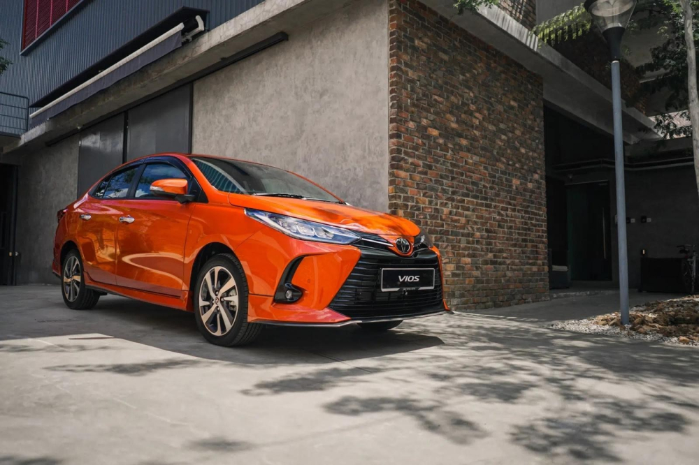 Ngoại thất phiên bản thường của Toyota Vios 2021 có sự khác biệt rõ ràng với phiên bản GR-S, đặc biệt là ở phần đầu xe.