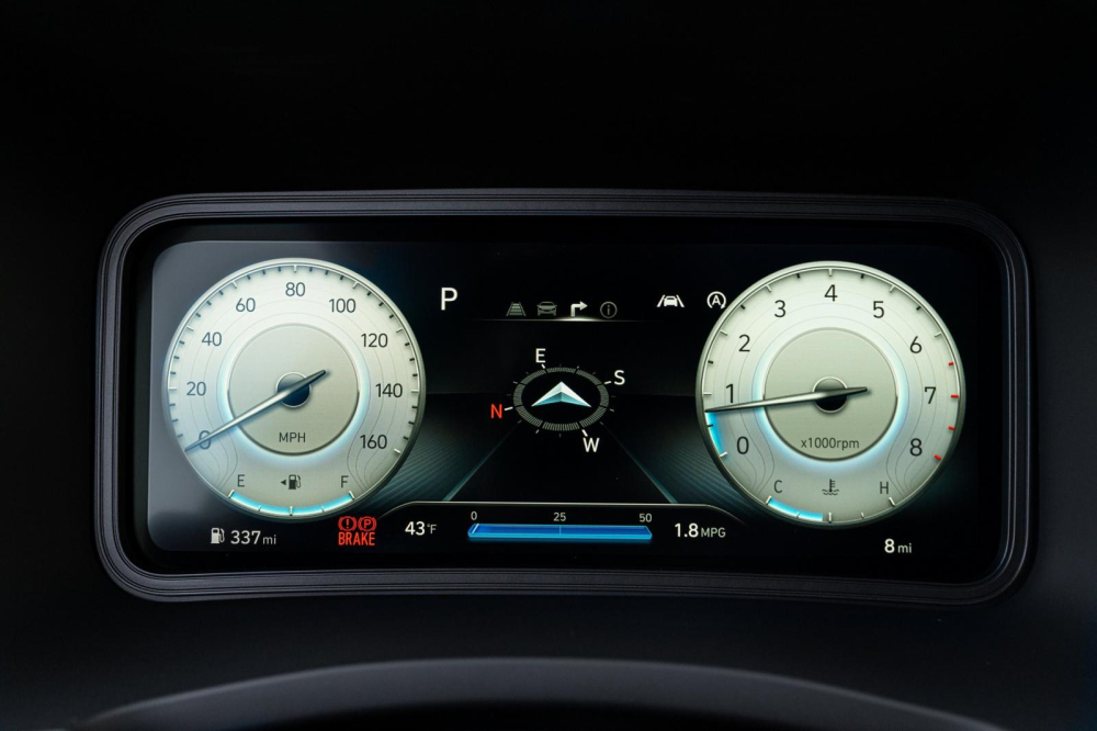 Hyundai Kona 2022 còn có bảng đồng hồ kỹ thuật số với màn hình 10,25 inch