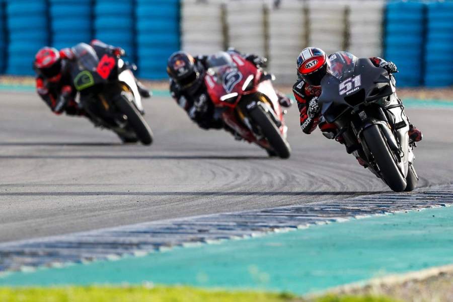 Ducati Panigale V4 S (có đèn định vị LED) chạy cùng hai chiếc Desmosedici GP21 tại trường đua Jerez