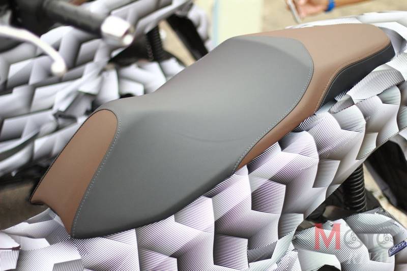 Honda PCX 160 có yên màu Đen Nâu, trong khi PCX e-HEV có yên màu Đen Xanh