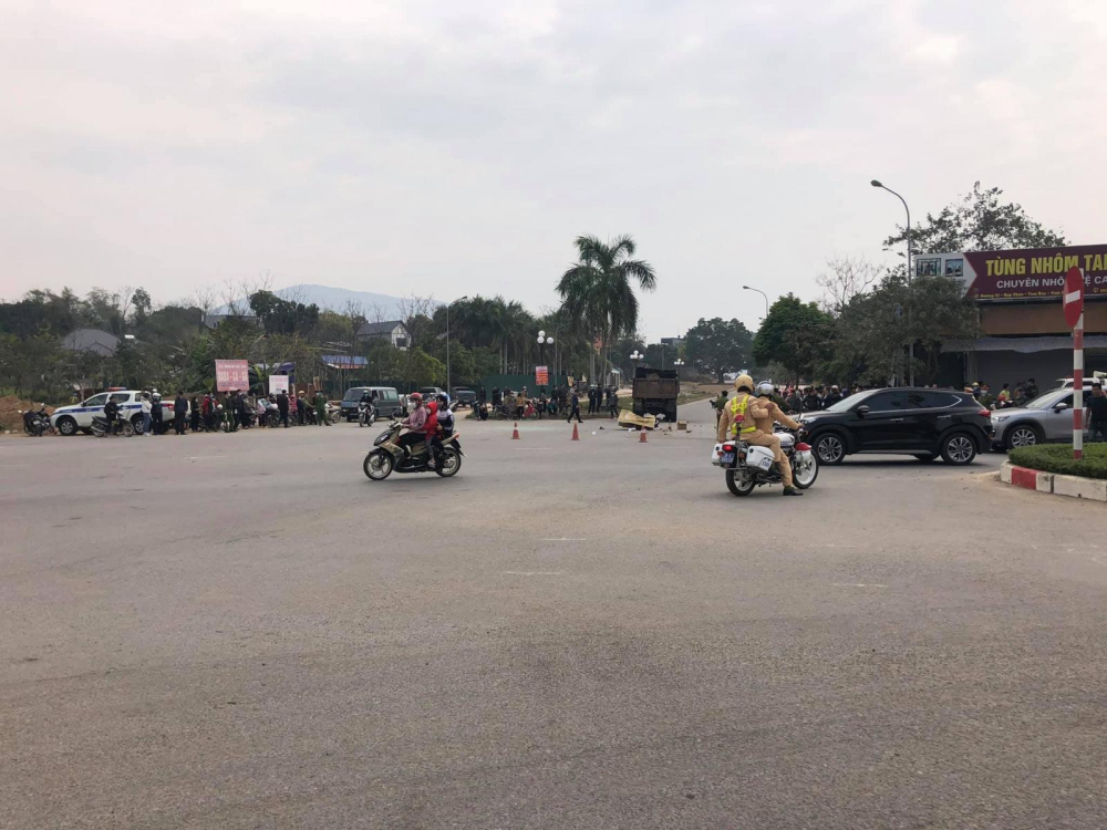 Lực lượng chức năng c&oacute; mặt tại hiện trường vụ tai nạn
