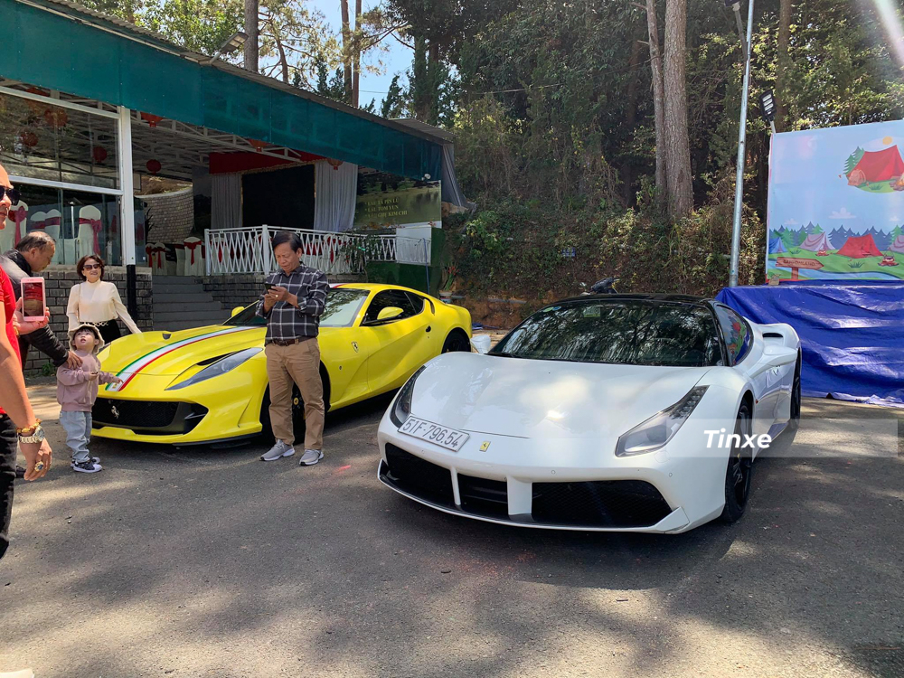 Ferrari 812 Superfast bên trái cùng siêu xe Ferrari 488 GTB màu trắng