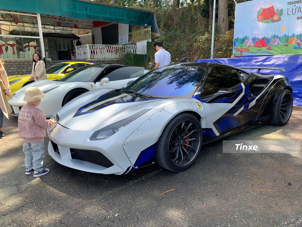 Cặp đôi siêu xe Ferrari 488 GTB đỗ cạnh nhau với xe độ Liberty Walk có bộ áo 3 màu độc đáo. Nguyên bản Ferrari 488 GTB độ Liberty Walk màu đen