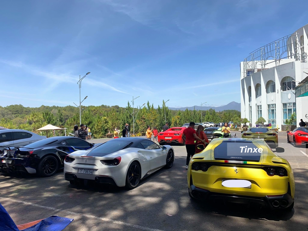 Cặp đôi Ferrari 488 GTB cùng Ferrari 812 Superfast đỗ cạnh nhau
