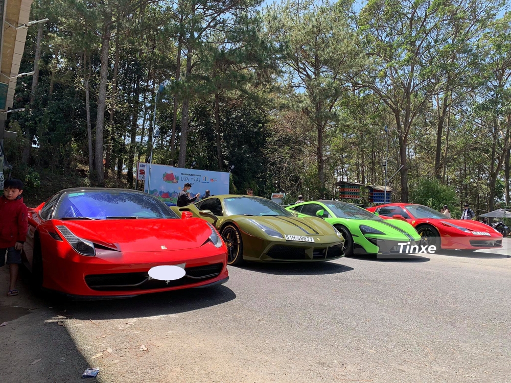 Từ trái sáng là Ferrari 458 Italia, Ferrari 488 GTB, McLaren 570S và cuối cùng là Ferrari 458 Spider