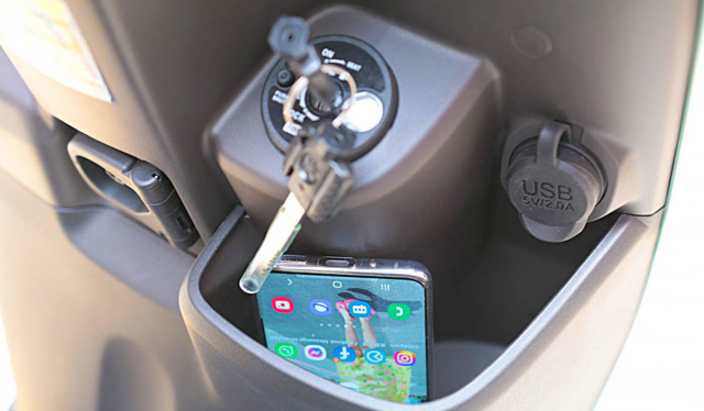 Cổng sạc USB và ổ khóa trên Yamah Vinoora 125 Cổng sạc USB và ổ khóa trên Yamah Vinoora 125